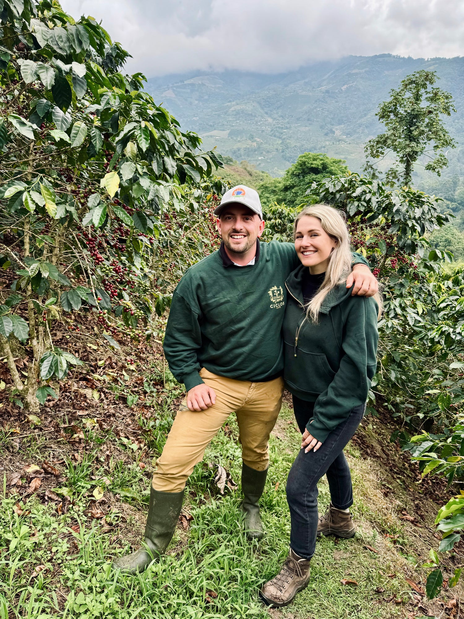 Vera Richartz und Frederic Bertolone von Cofitur auf einer Kaffeefinca in San Agustín, Kolumbien – persönlich, engagiert und nah an der Kaffeeproduktion