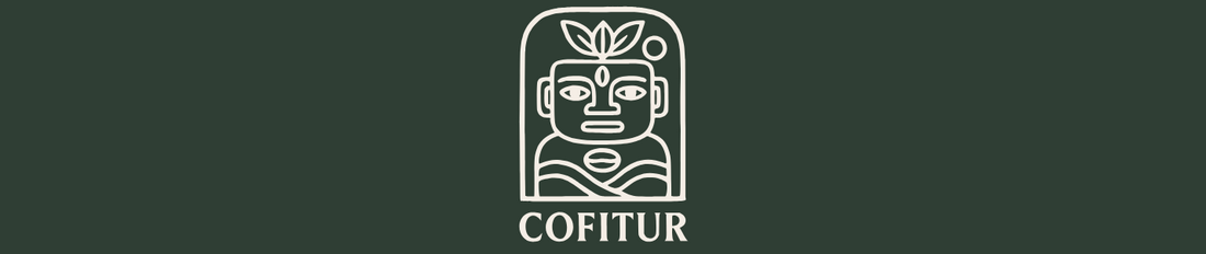 Cofitur Logo Skultpur mit Kaffeebohne, Kaffeegott auf grünem Hintergrund
