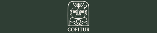 Cofitur Logo Skultpur mit Kaffeebohne, Kaffeegott auf grünem Hintergrund