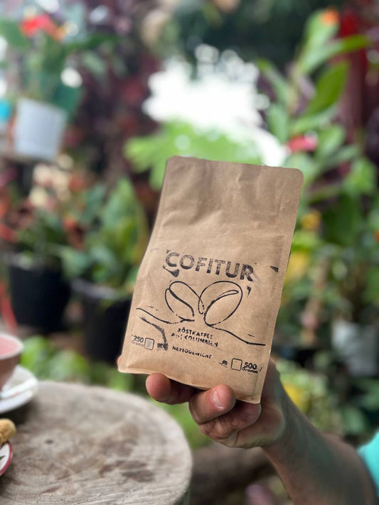 Produktbild des kolumbianischen Röstkaffees, Caturra Washed, Arabica von Cofitur – direkt von der Finca in Huila, handverlesen und vor Ort geröstet von Vera Richartz und Frederic Bertolone