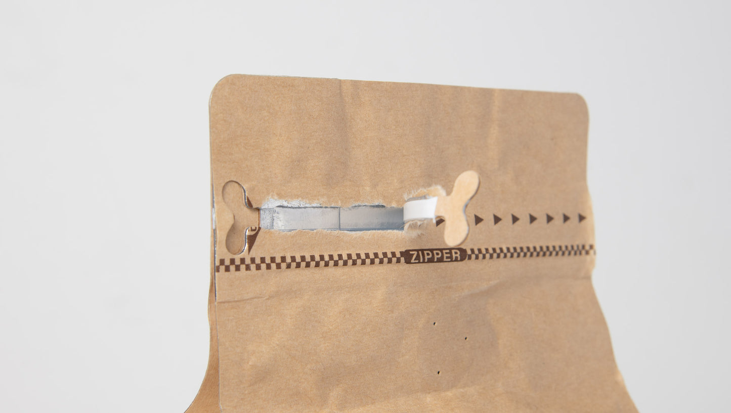 etailaufnahme der Cofitur Kaffeeverpackung mit Aromabeutel aus Papier und wiederverschließbarem Zipper – nachhaltige und praktische Lösung zur Frischebewahrung