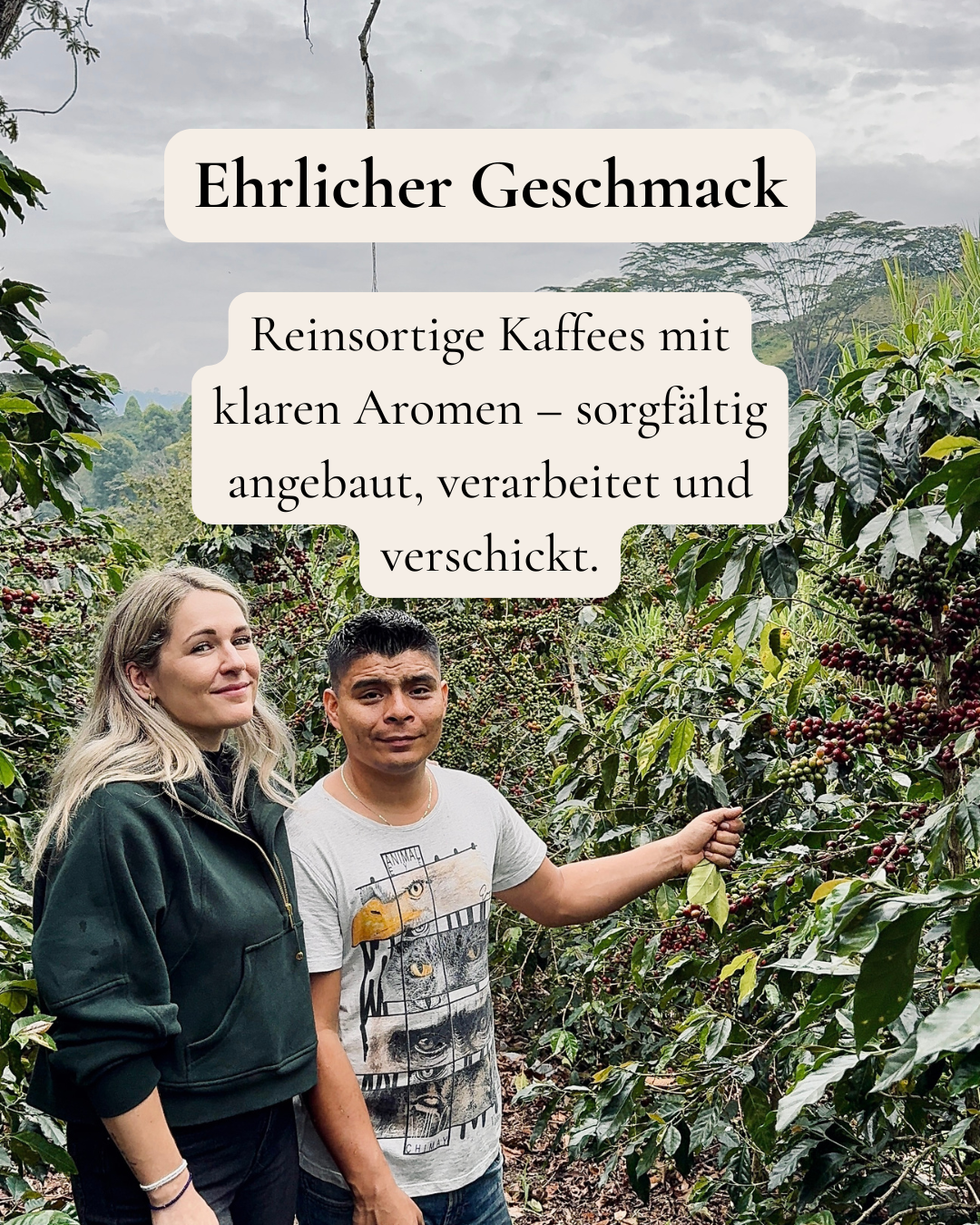 Cofitur-Gründerin Vera Richartz mit einem Kaffeeproduzenten auf einer Kaffeefinca in San Agustín, Kolumbien, Origintrips nach Huila