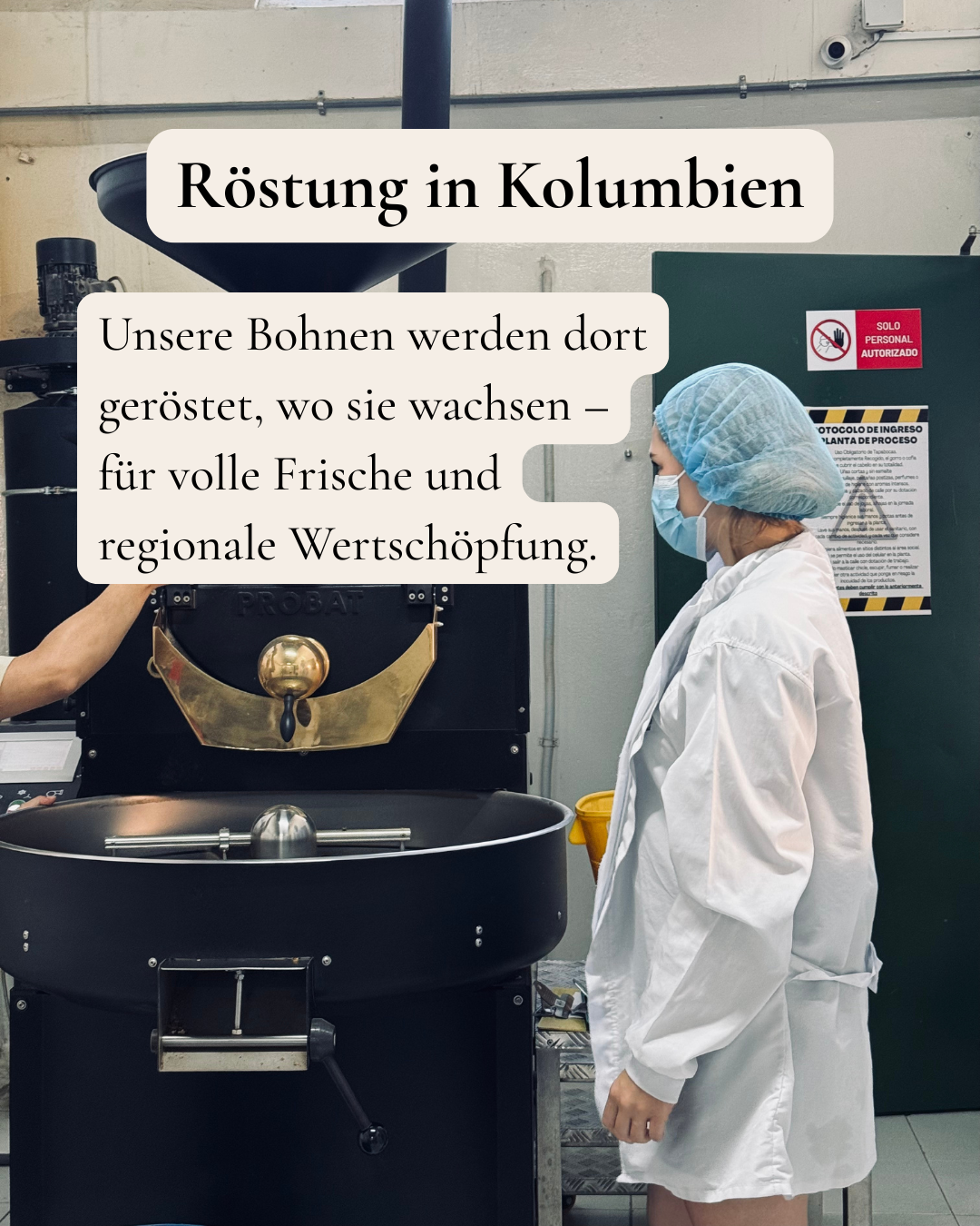 Röstprozess in Kolumbien: Vera Richartz steht vor der Trommelröstmaschine von Probat während der Kaffeeproduktion, Origintrips mit Cofitur