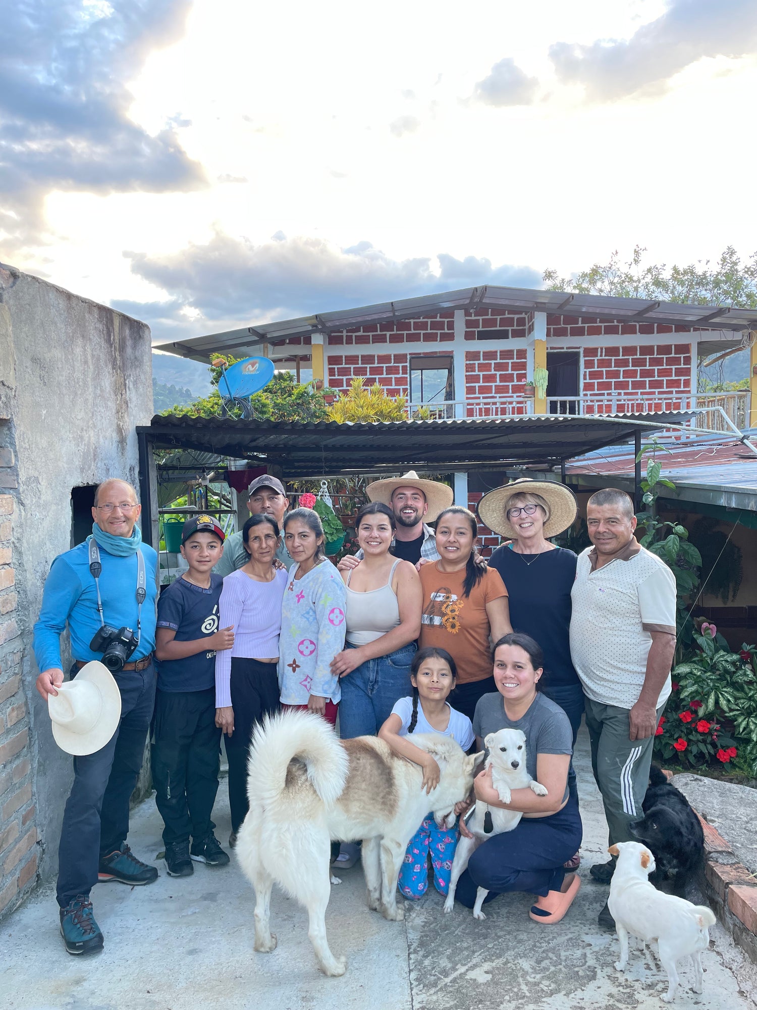 Teilnehmende einer Cofitur-Kaffeereise gemeinsam mit der Familie der Kaffeebäuer:innen auf der Finca in Huila – persönliche Begegnung im Ursprung, Origintrips mit Vera Richartz und Frederic Bertolone