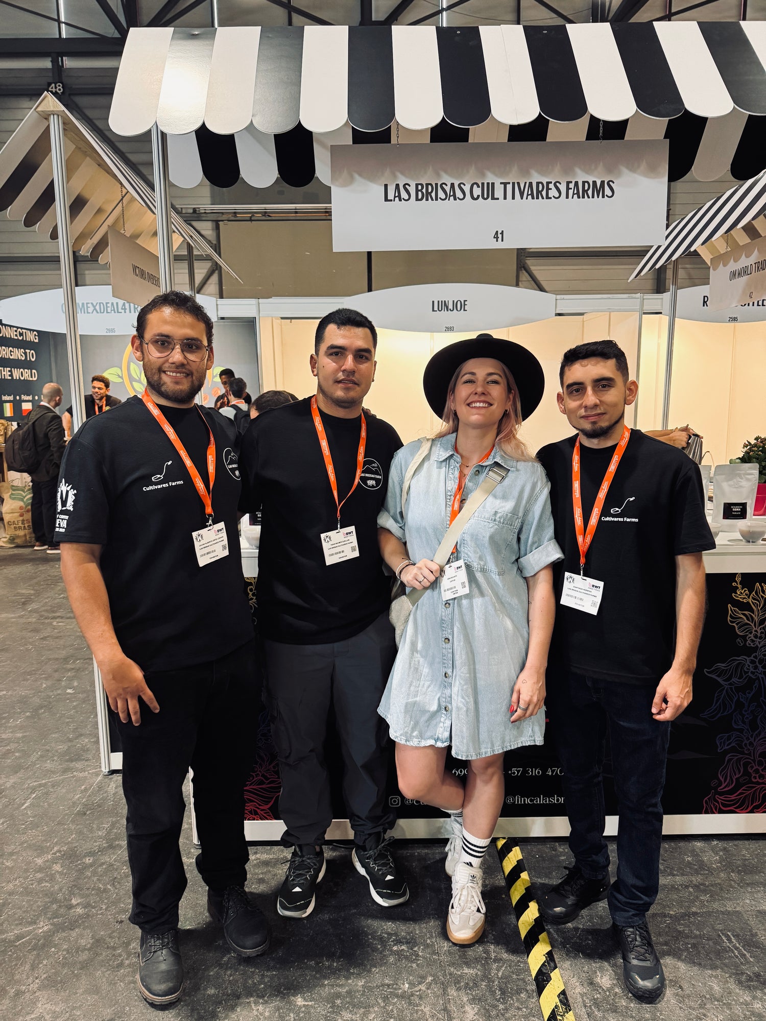 Vera Richartz von Cofitur mit Kaffeeproduzenten von Finca Las Brisas und Finca in Huila mit Santiago Noriega und John Wilmer Cuéllar auf der World of Coffee in Genf 2025